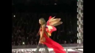 'EXCLUSIVE ALESSANDRA AMBROSIO LAST WALK IN NOMADIC ADVENTURES VSFS 2017'