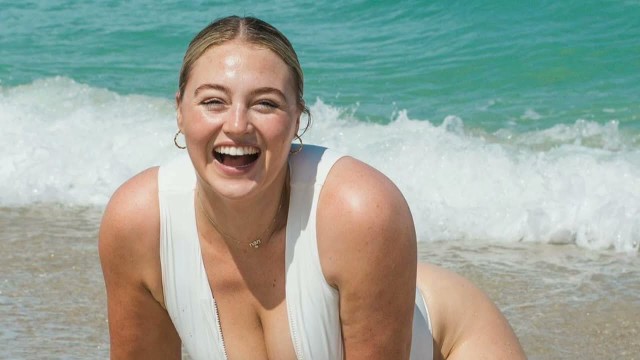 'ISKRA LAWRENCE Busty model #supermodel #beautifulmodel #busty'