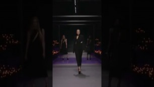 'gigi hadid walking for Versace at Milan Fashion Week! 