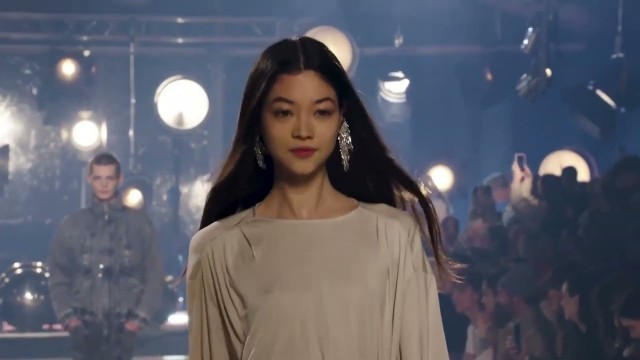 'Gigi Hadid & Bella Hadid walk the Isabel Marant Fall Winter 2022 Runway-Paris Fashion Week'