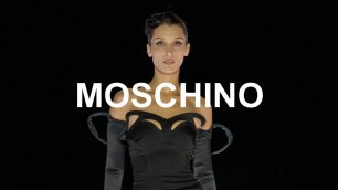 'MOSCHINO FW 2022-2023 Fashion Show (Bella Hadid, Gigi Hadid, Sora Choi…)'