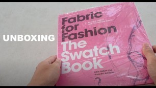 'UNBOXING Buku \"Fabric for Fashion - The Swatch Book\"'