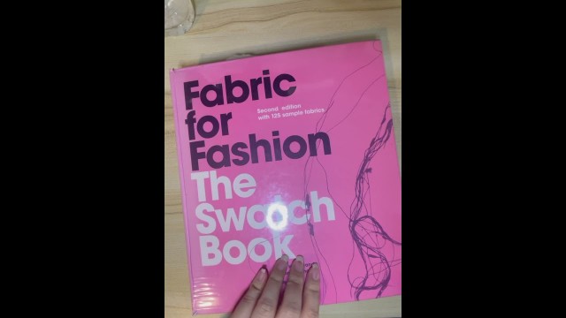 '1.แนะนำหนังสือออกแบบ : Fabric for Fashion The Swatch Book'