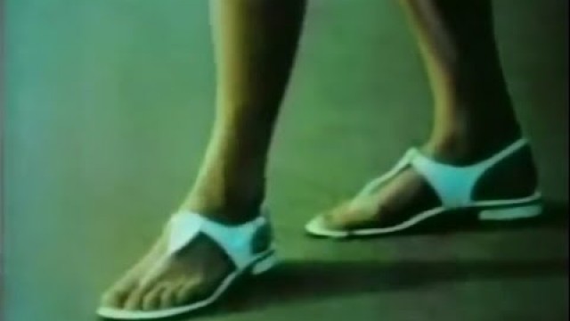 '70s Fashion: S\'Kinneys Sandals Commercial (1972)'