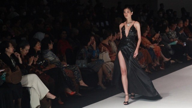 'Fashion Show JESUS CEDENO #ifw2023 #fashionweek #catwalk #sexy #jakarta #jesuscedeno #gown #party'