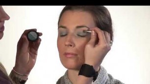 'Eyeliner Makeup Tips : Eyelid Makeup for a 1980s Fashion Look'