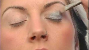 'Eyelid Makeup for a 1980s Fashion Look'