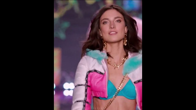 'Jacuelyn Jablonski walking in VS Fashion Show 2014'