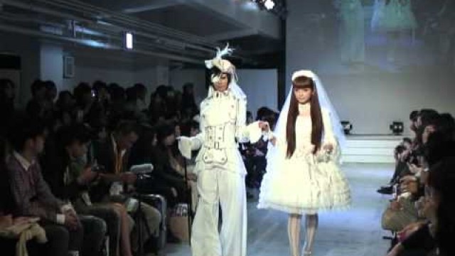 'Gothic Lolitas hit Tokyo Fashion Week'