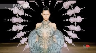 'IRIS VAN HERPEN Hypnosis Fall 2019 Haute Couture Paris - Fashion Channel'