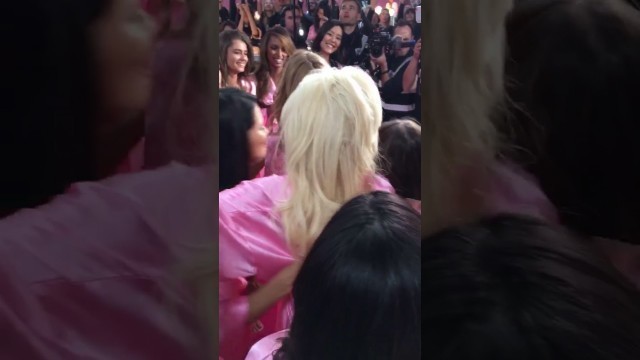 'LADY Gaga signing backstage at Victoria\'s Secret 2016'