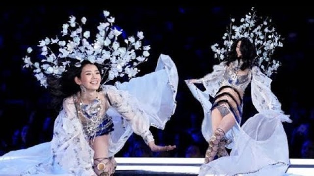 'Model Ming Xi Falls Down In Victoria\'s Secret Fashion Show Runaway 2017 Shanghai, Harry Styles'