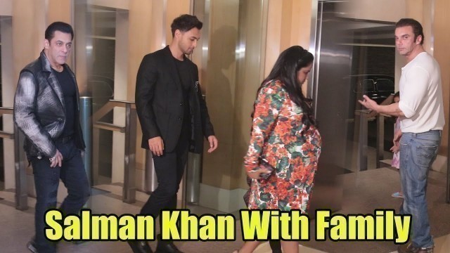 'Bigg Boss Salman Khan With Sister Arpita At Kresha Bajaj\'s Fashion Show'