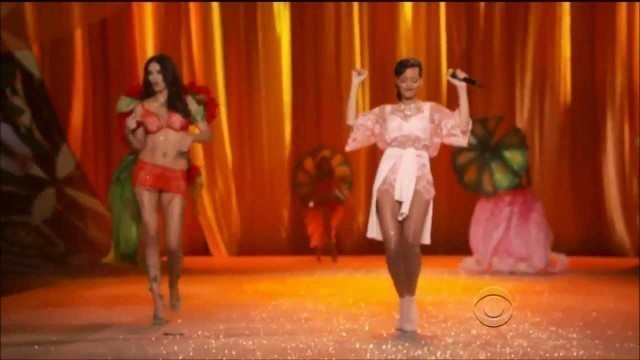 'Rihanna - Phresh Out The Runway (Live Victoria\'s Secret)'