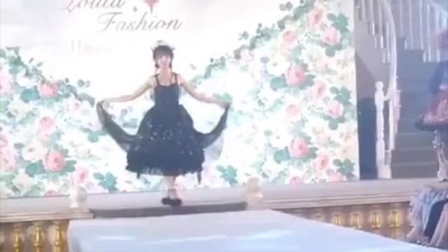 'Model FALLS down during \"Lolita Fashion\" show (China, January 2020)'