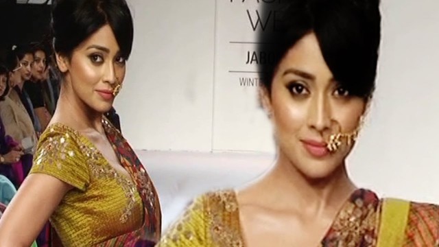 'Shriya Saran in Sexy Sari at LFW'