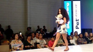 'Desfile Pet Fashion Week no Mendes plaza'