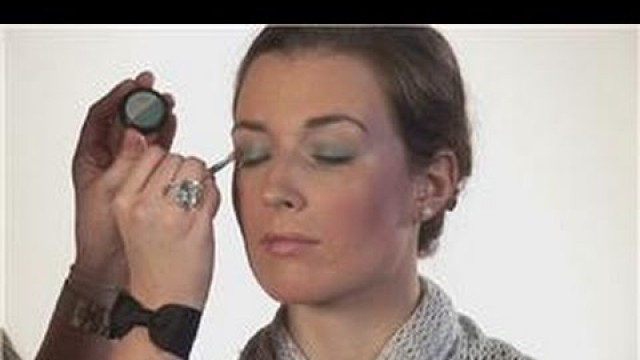 'Eye Makeup Advice : Eyeliner Makeup Tips : Eyelid Makeup for a 1980s Fashion Look'