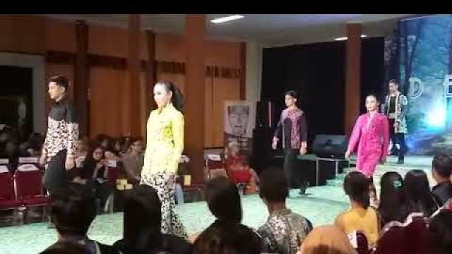 '\"Taman Sari\" Fashion Show Batik Ningrat Prasojo - Aji Prasojo'