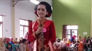 'NYIDAM SARI - LOMBA FASHION SHOW DESA'