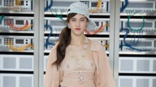 'CHANEL Full Show Spring Summer 2017 Paris by Fashion Channel'