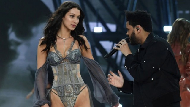 'Victoria\'s Secret Fashion Show 2016 Bella Hadid & The Weeknd Full LIVE FOOTAGE'